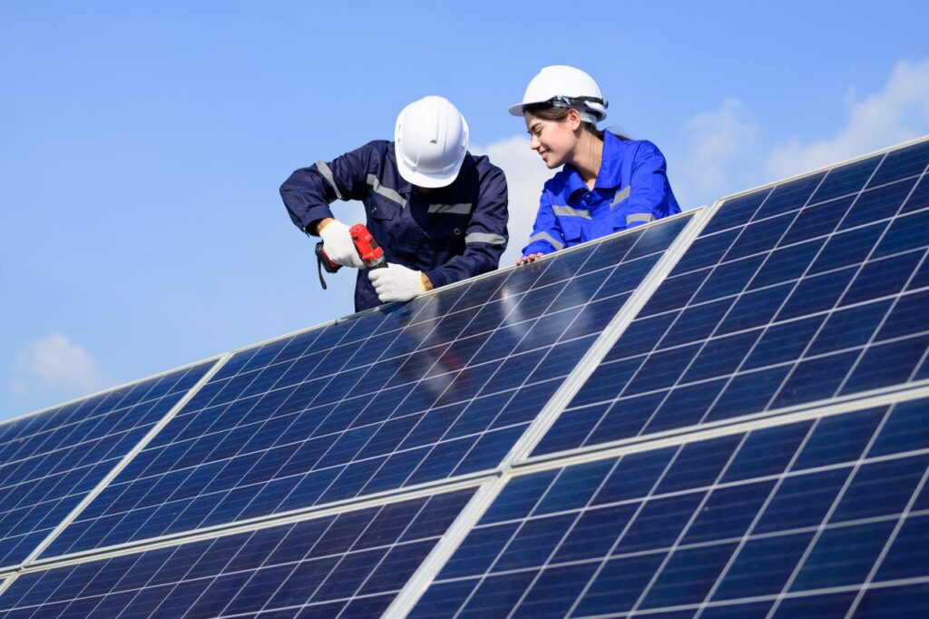 solar-panel-station-engineer-installing-solar-panel-at-solar-energy-farm-field-e1696237297361.jpg